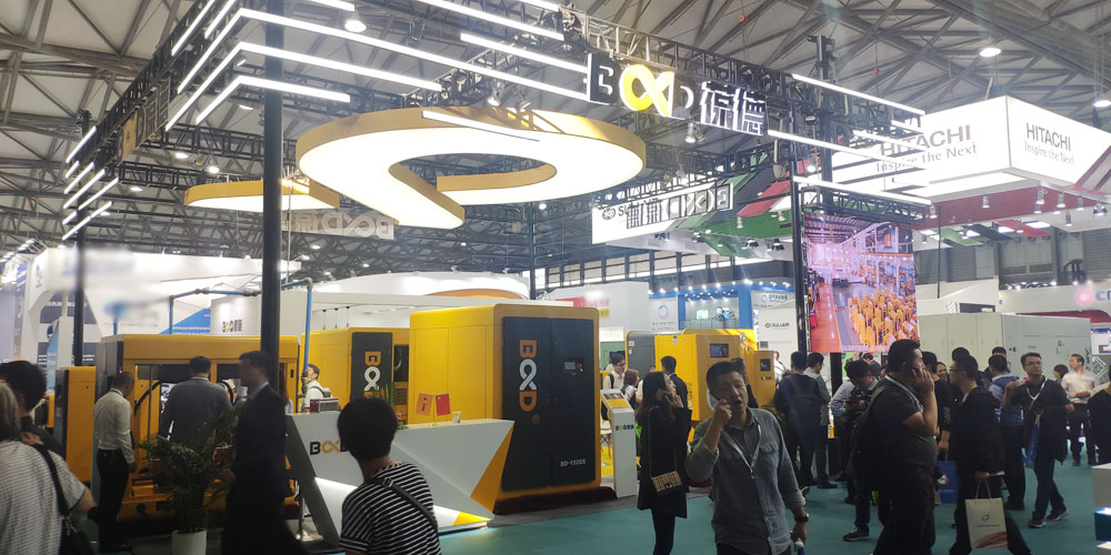 展會現場人潮涌動 展會現場人潮涌動